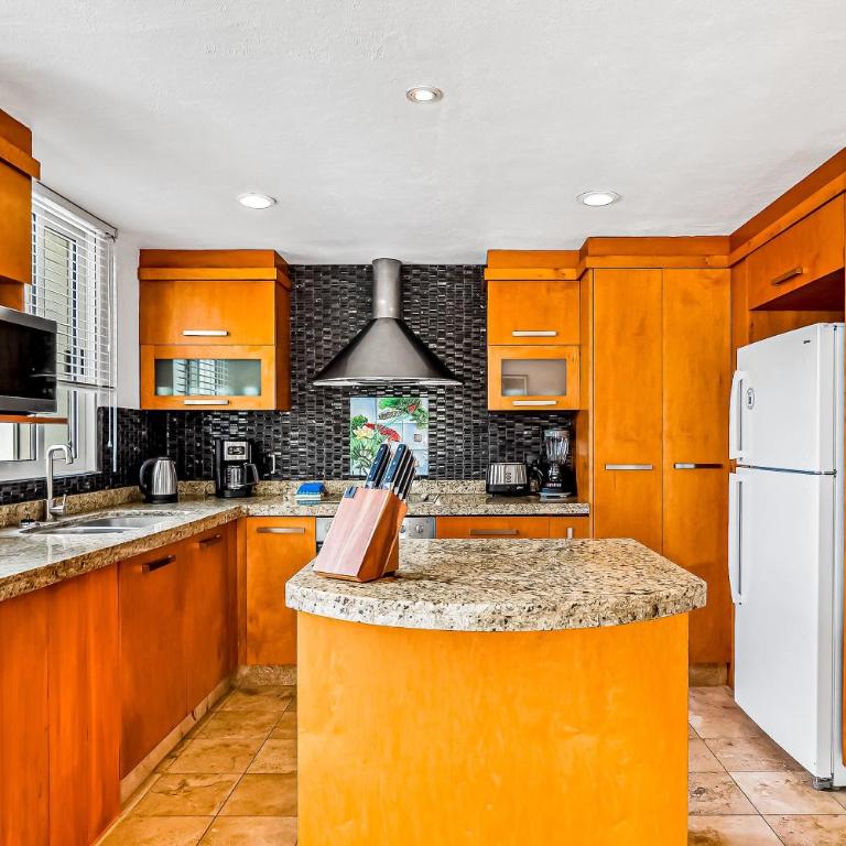 Spacious condo with near the beach with resort-style pool, inviting balcony - Casa - 17