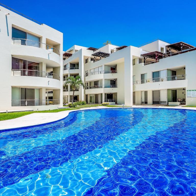 Spacious condo with near the beach with resort-style pool, inviting balcony - Casa - 1