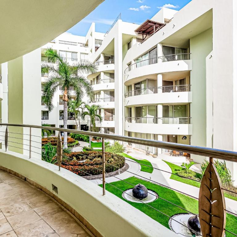 Spacious condo with near the beach with resort-style pool, inviting balcony - Casa - 3