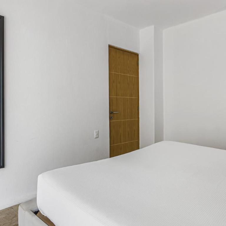 Stylish beach condo with private balcony, pool, AC and fitness room - Casa - 20