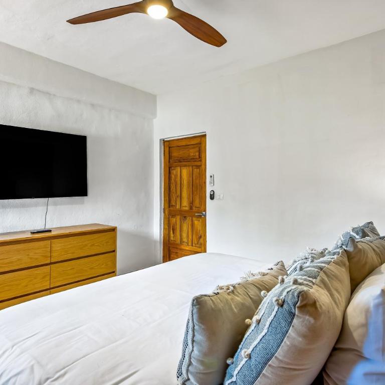 Marina condo near golf course, beach, & dining with pool & tennis courts - Vacation Home - 17