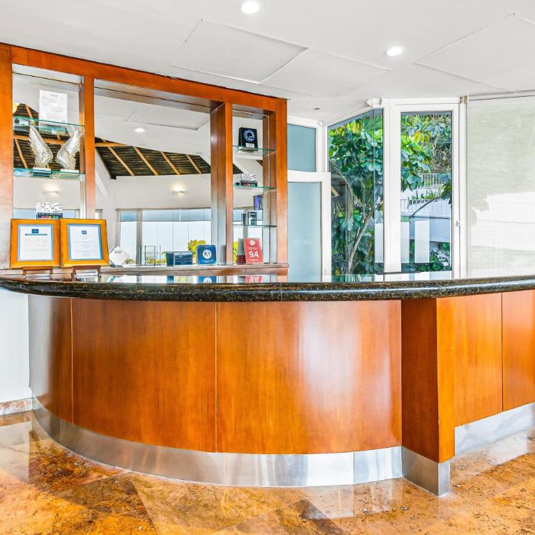 Elegant hillside villa with panoramic views, pool, hot tub & luxe interiors - Vacation Home - 28