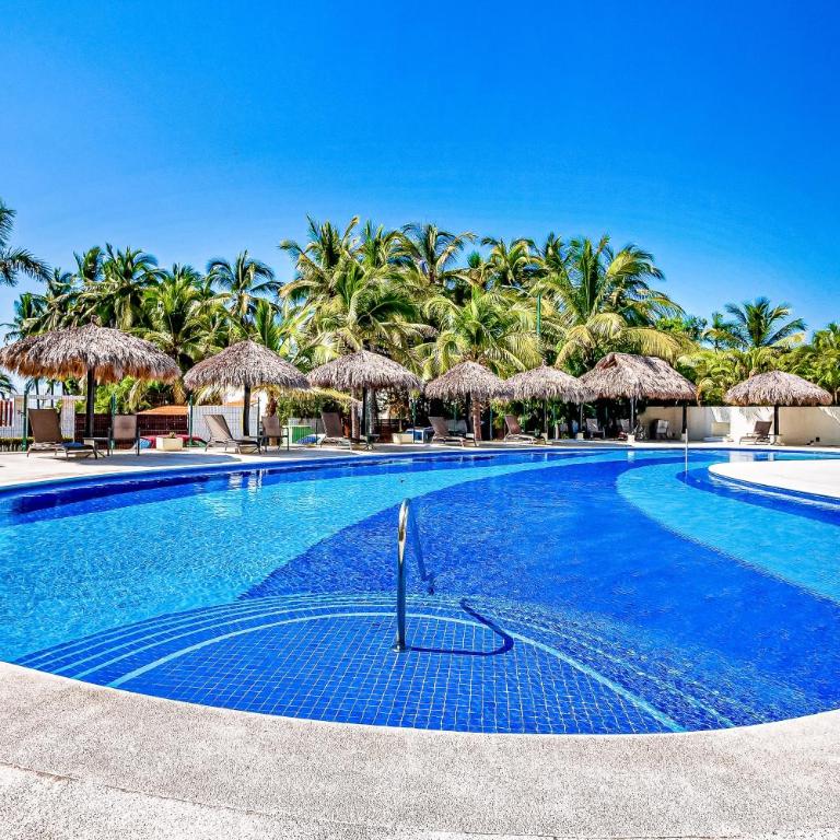 Spacious condo with near the beach with resort-style pool, inviting balcony - Casa - 39