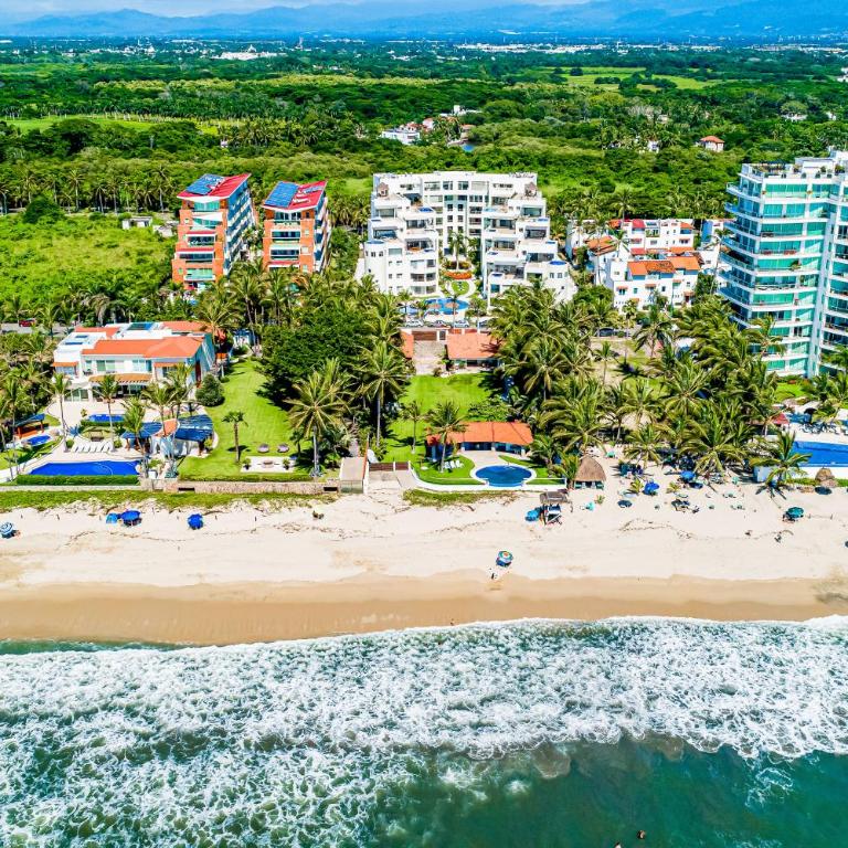 Spacious condo with near the beach with resort-style pool, inviting balcony - Casa - 43
