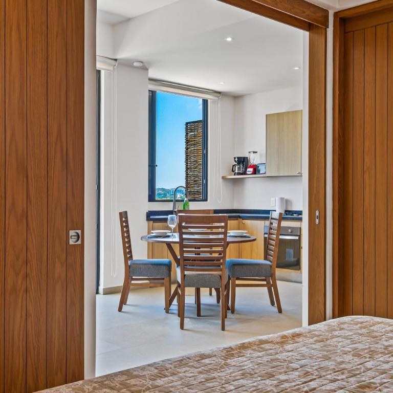 Modern condo with infinity pool, WiFI, plunge spa & ocean-view balcony - Casa - 16