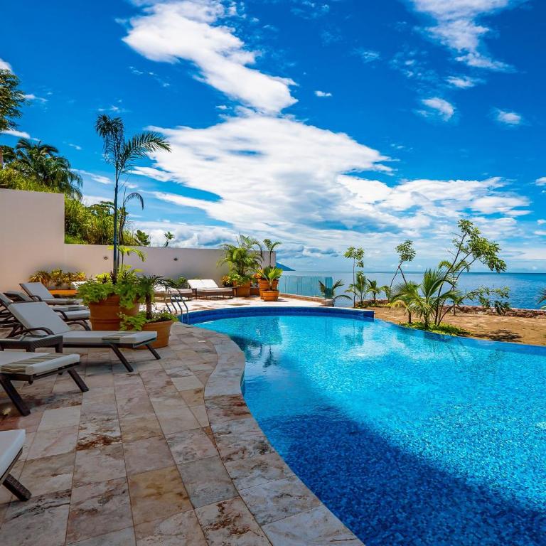 Stylish waterfront condo with amazing pool, hot tub & balcony - Vacation Home - 39
