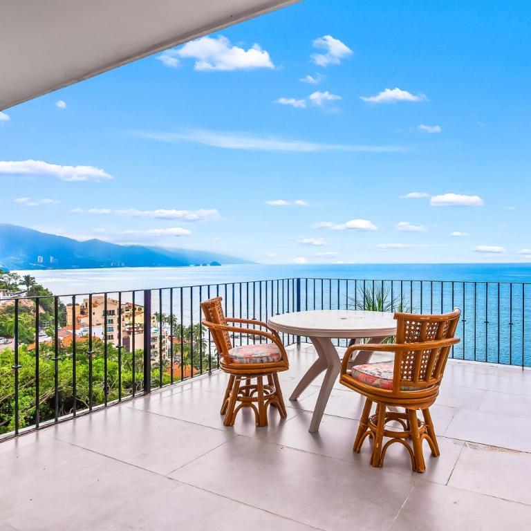 Bright ocean-view 2-story condo near beach with pool, balcony & full kitchen - Vacation Home - 33