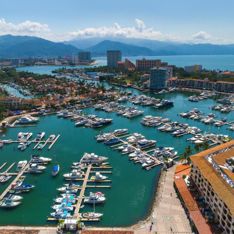 Marina condo near golf course, beach, & dining with pool & tennis courts - Vacation Home - 35
