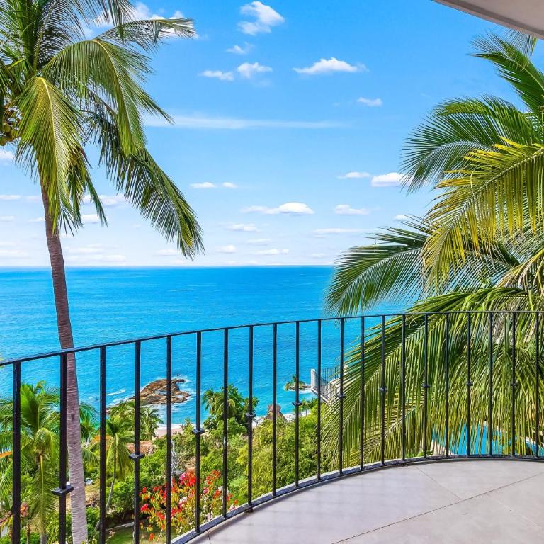 Bright ocean-view 2-story condo near beach with pool, balcony & full kitchen - Vacation Home - 35