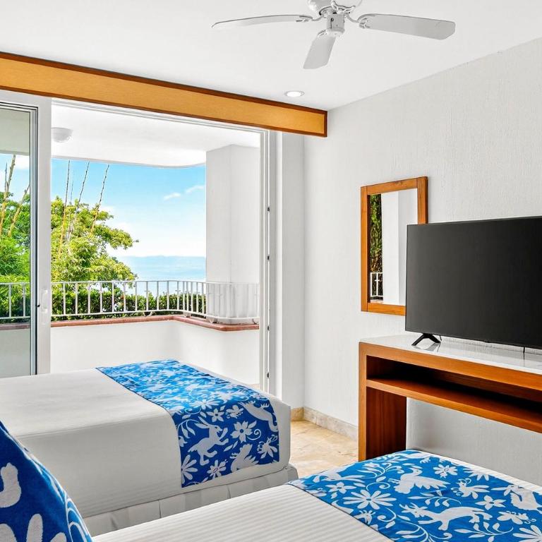 Elegant hillside villa with panoramic views, pool, hot tub & luxe interiors - Vacation Home - 17