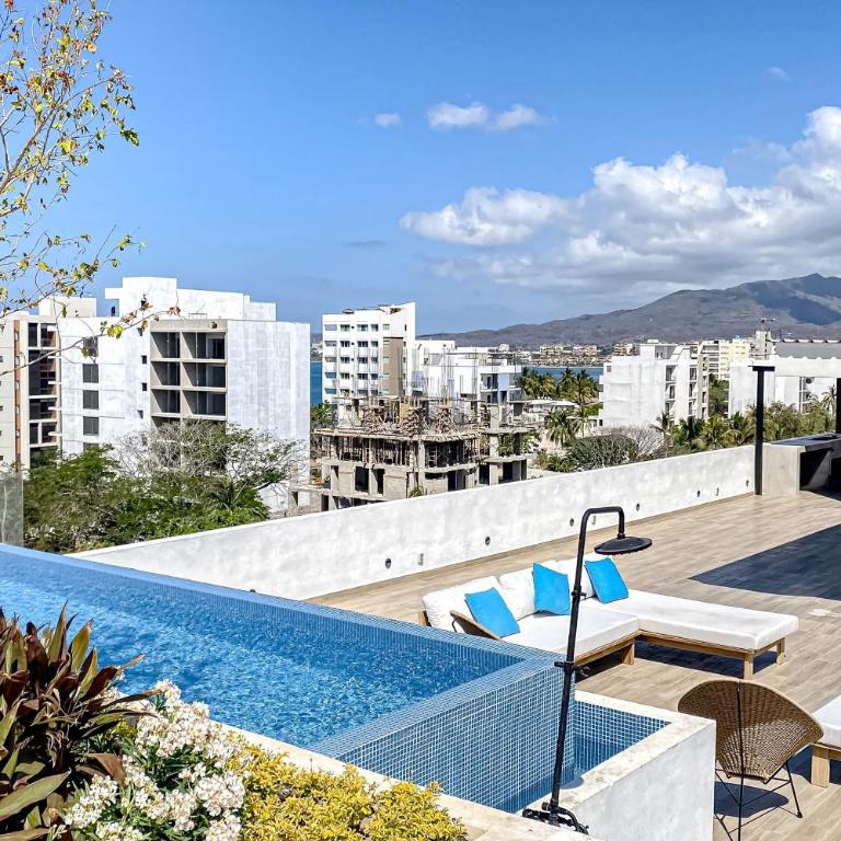 Ocean-view condo with infinity pool, rooftop lounge, & private balcony - Casa - 20