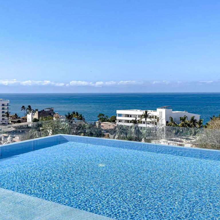 Ocean-view condo with infinity pool, rooftop lounge, & private balcony - Casa - 23