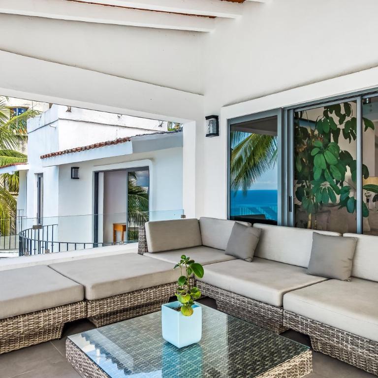 Bright ocean-view 2-story condo near beach with pool, balcony & full kitchen - Vacation Home - 11