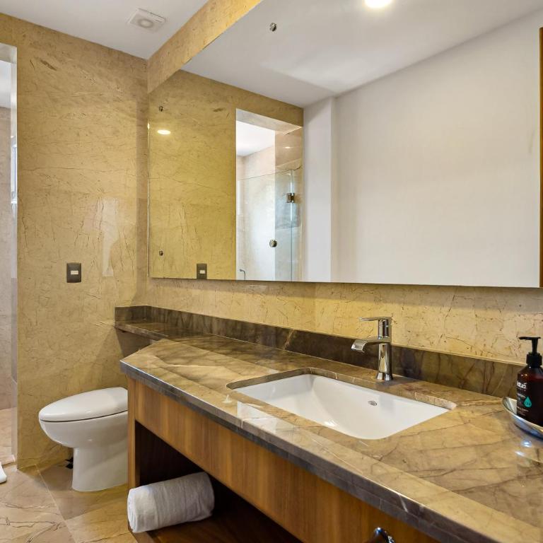 Impressive 8th-floor oceanfront condo with water views, hot tub & pool - Casa - 16