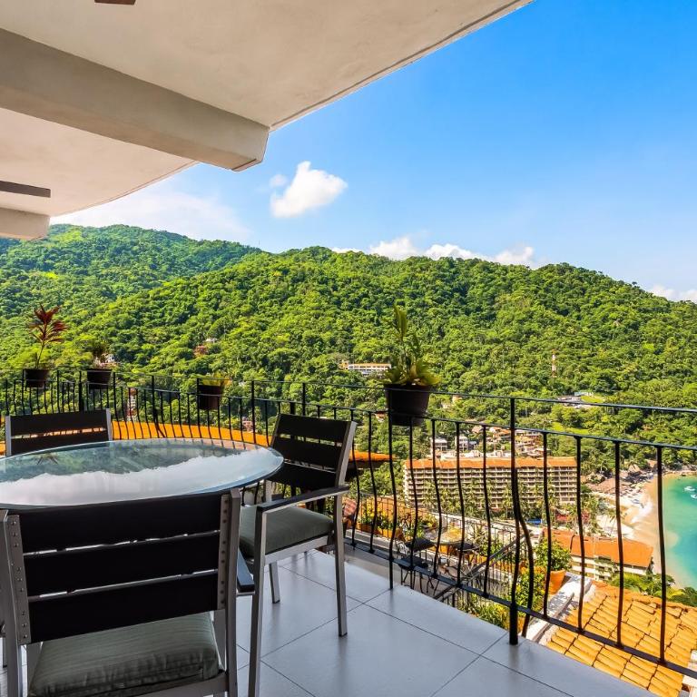 Mismaloya Beach condo with ocean views, on-site pool, grill, & private balcony - Casa - 24