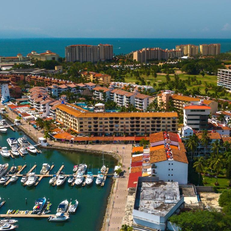 Marina condo near golf course, beach, & dining with pool & tennis courts - Vacation Home - 37