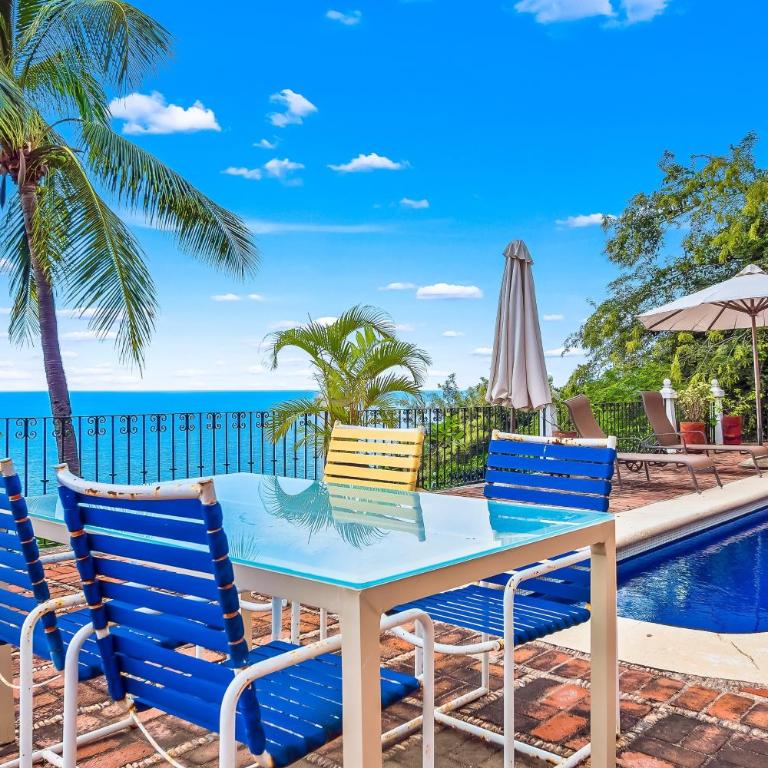 Bright ocean-view 2-story condo near beach with pool, balcony & full kitchen - Vacation Home - 31