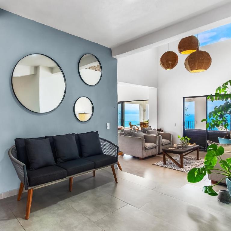 Bright ocean-view 2-story condo near beach with pool, balcony & full kitchen - Vacation Home - 9