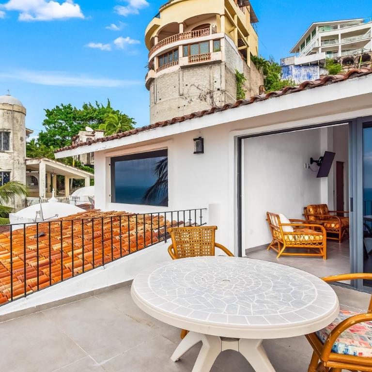 Bright ocean-view 2-story condo near beach with pool, balcony & full kitchen - Vacation Home - 29