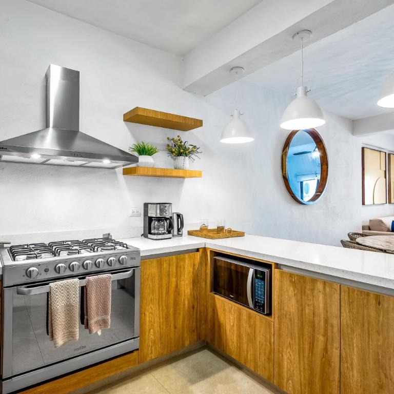 Marina condo near golf course, beach, & dining with pool & tennis courts - Vacation Home - 10