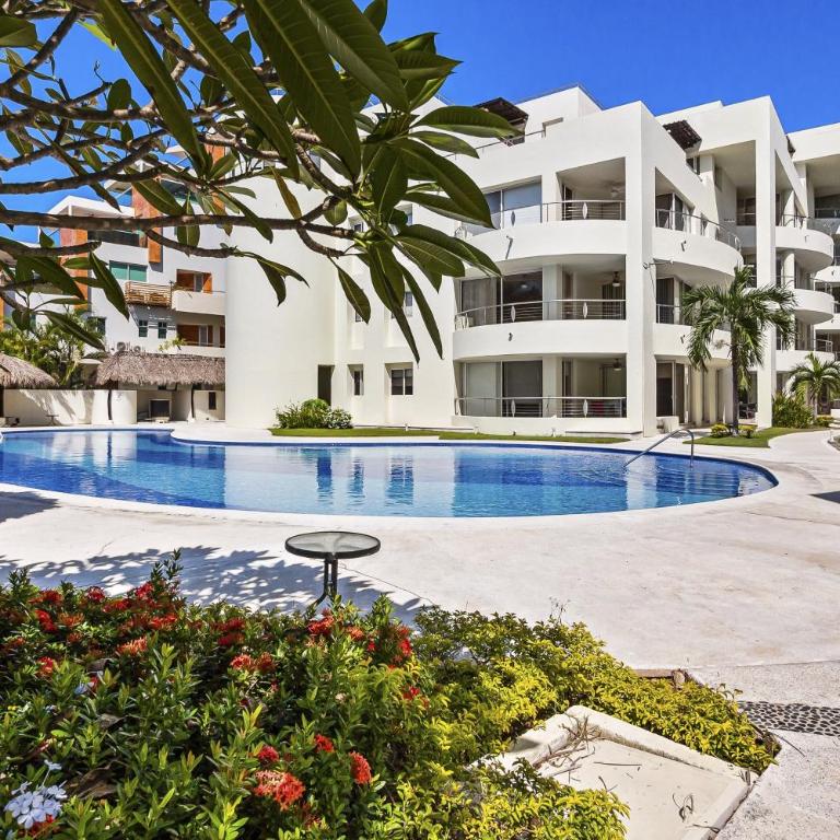 Stylish beach condo with private balcony, pool, AC and fitness room - Casa - 41