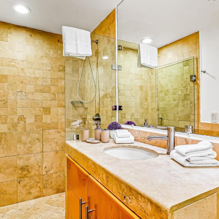 Spacious condo with near the beach with resort-style pool, inviting balcony - Casa - 28