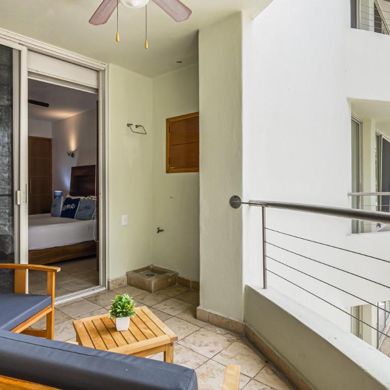 Chic coastal condo with private balcony, pool access & steps to the beach - Casa - 36