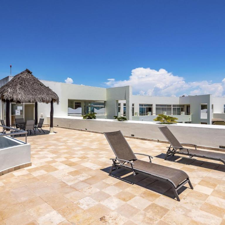 Chic coastal condo with private balcony, pool access & steps to the beach - Casa - 41
