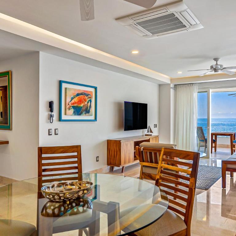 Luxe 2nd-floor condo with endless ocean views, pool, spa & balcony - Casa - 8