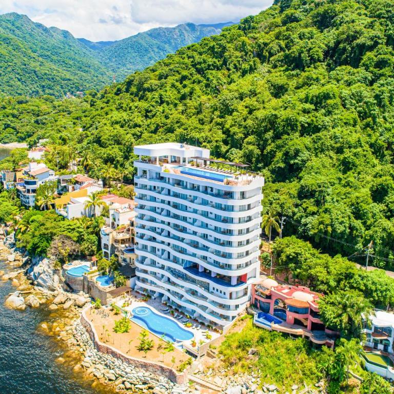 Luxe 2nd-floor condo with endless ocean views, pool, spa & balcony - Casa - 1