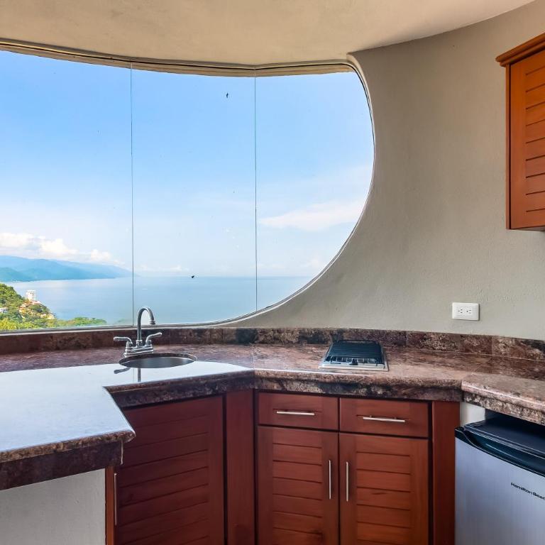 Mismaloya Beach condo with ocean views, on-site pool, grill, & private balcony - Casa - 15