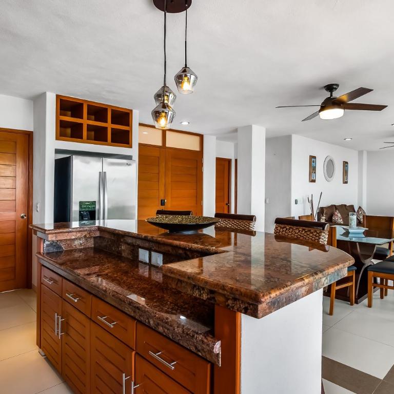 Mismaloya Beach condo with ocean views, on-site pool, grill, & private balcony - Casa - 11
