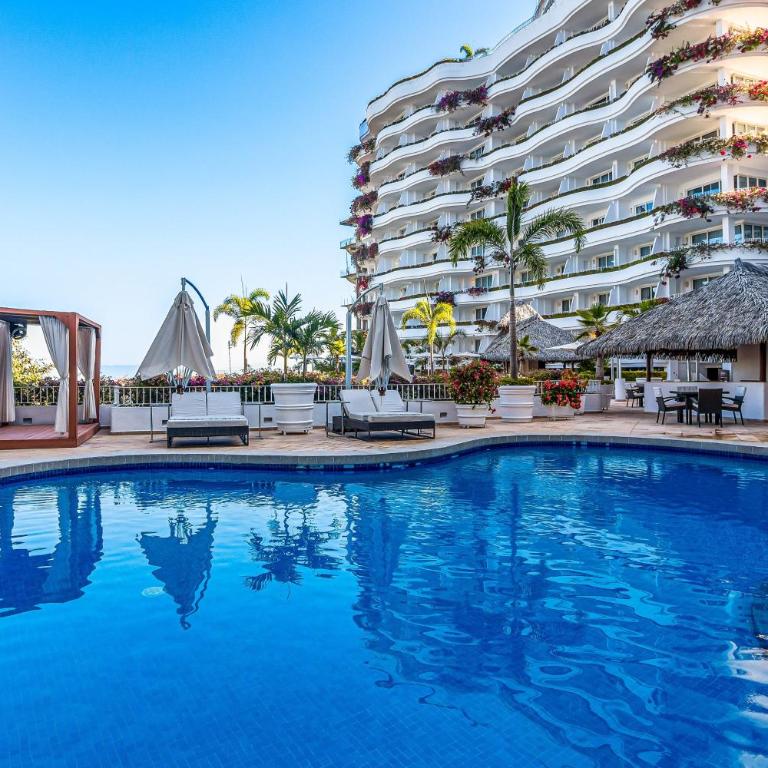 Upscale coastal suite with private terrace, ocean views, pool & hot tub - Vacation Home - 1
