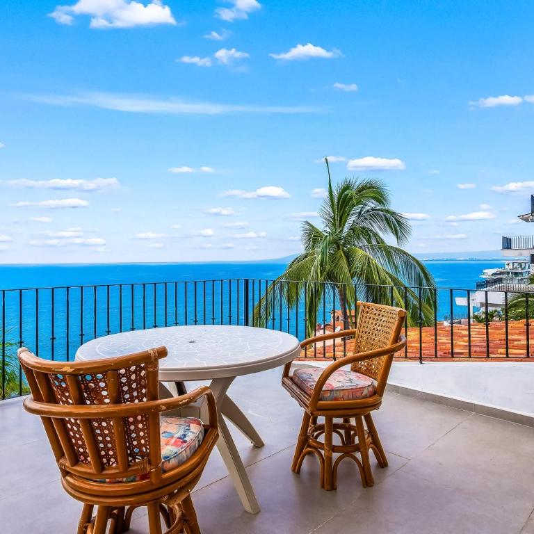 Bright ocean-view 2-story condo near beach with pool, balcony & full kitchen - Vacation Home - 32