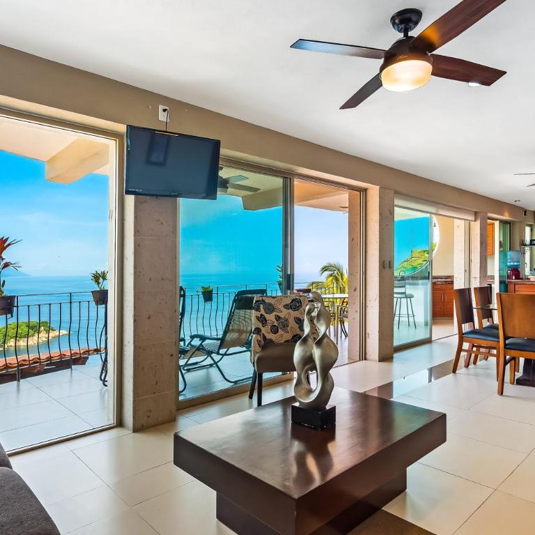 Mismaloya Beach condo with ocean views, on-site pool, grill, & private balcony - Casa - 4