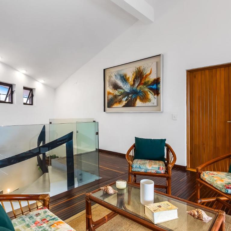 Bright ocean-view 2-story condo near beach with pool, balcony & full kitchen - Vacation Home - 14