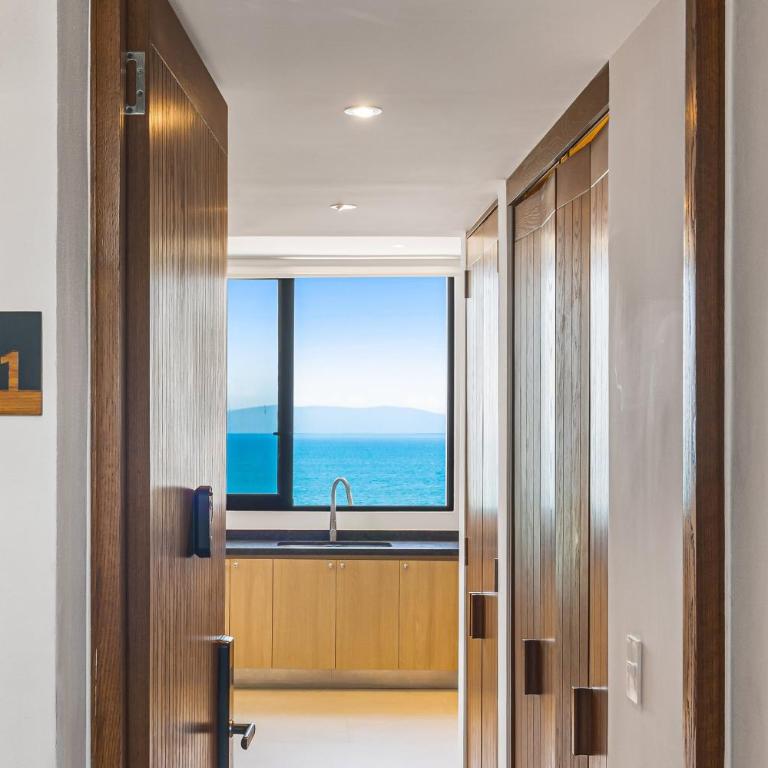 Modern condo with infinity pool, WiFI, plunge spa & ocean-view balcony - Casa - 30