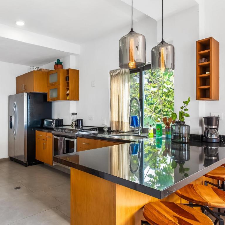 Bright ocean-view 2-story condo near beach with pool, balcony & full kitchen - Vacation Home - 17