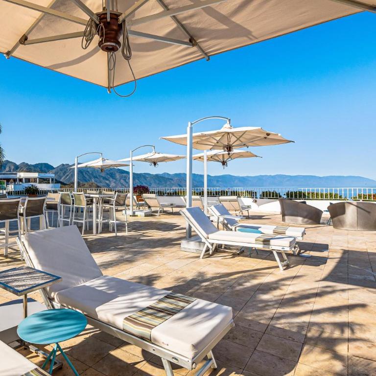 Upscale coastal suite with private terrace, ocean views, pool & hot tub - Vacation Home - 36