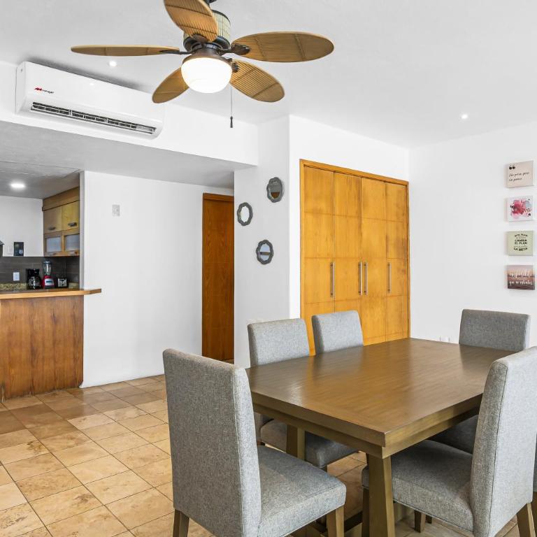 Chic coastal condo with private balcony, pool access & steps to the beach - Casa - 10