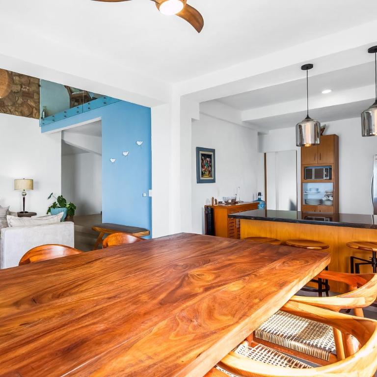 Bright ocean-view 2-story condo near beach with pool, balcony & full kitchen - Vacation Home - 15