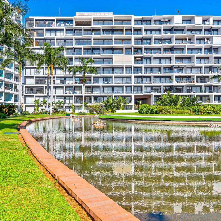 Oceanfront condo with a full kitchen, pool, & beach access - Casa - 1