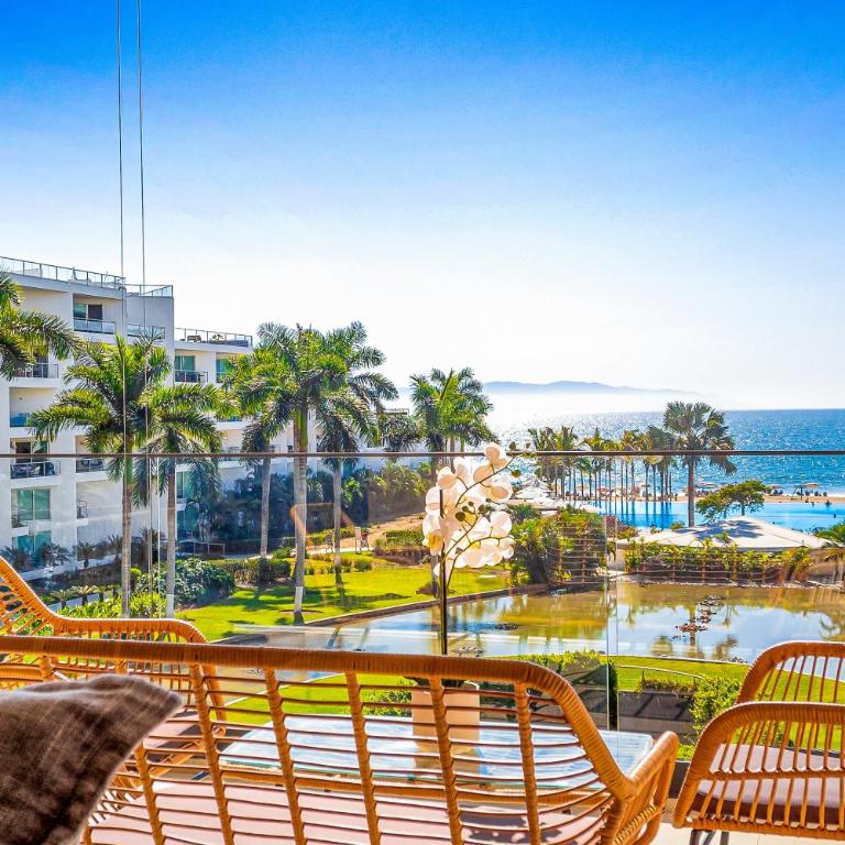 Oceanfront condo with a full kitchen, pool, & beach access - Casa - 2