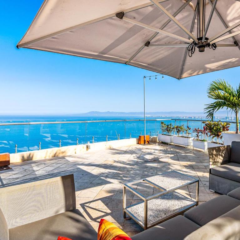Upscale coastal suite with private terrace, ocean views, pool & hot tub - Vacation Home - 37