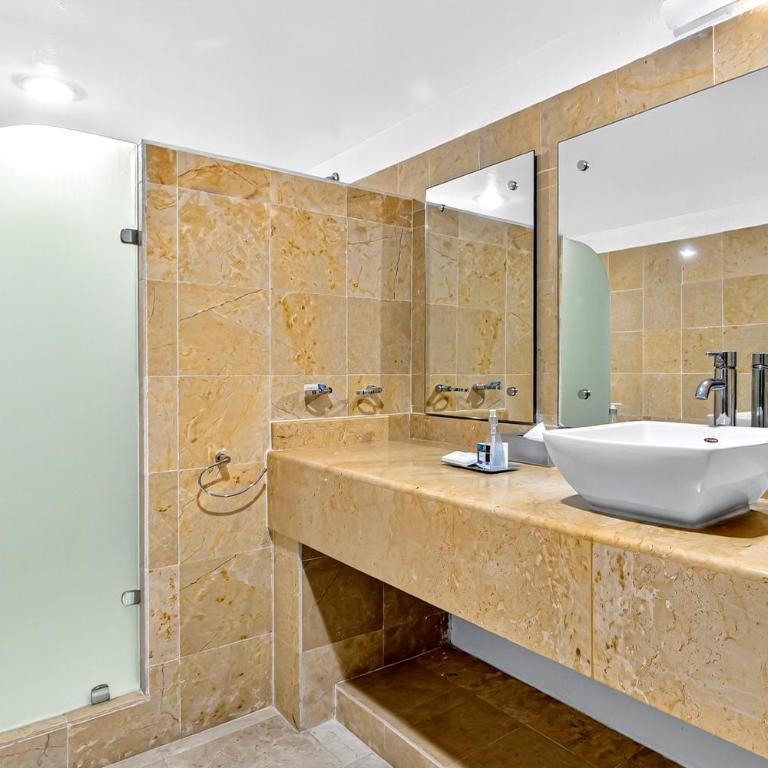Upscale coastal suite with private terrace, ocean views, pool & hot tub - Vacation Home - 24