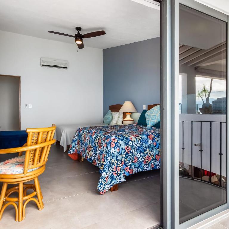 Bright ocean-view 2-story condo near beach with pool, balcony & full kitchen - Vacation Home - 23
