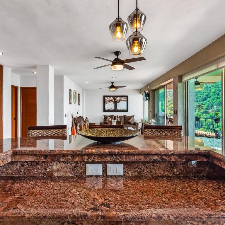 Mismaloya Beach condo with ocean views, on-site pool, grill, & private balcony - Casa - 14