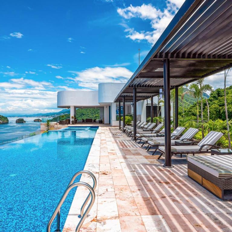 Luxurious upscale condo w/ wraparound oceanfront view & shared pool - Casa - 29