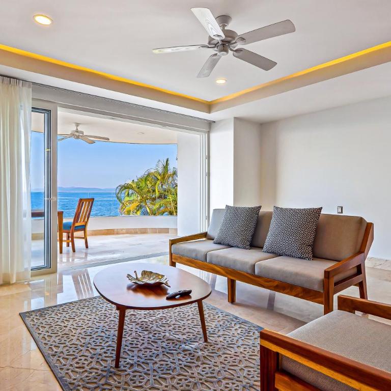 Luxe 2nd-floor condo with endless ocean views, pool, spa & balcony - Casa - 4