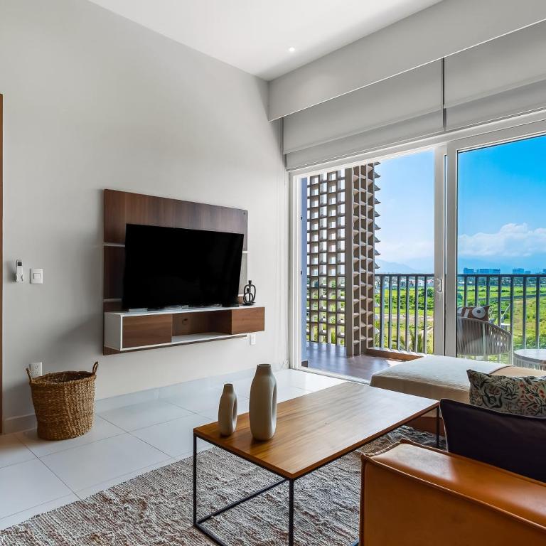 5th-floor apt near the ocean with infinity rooftop pool, balcony, washer/dryer - Casa - 3